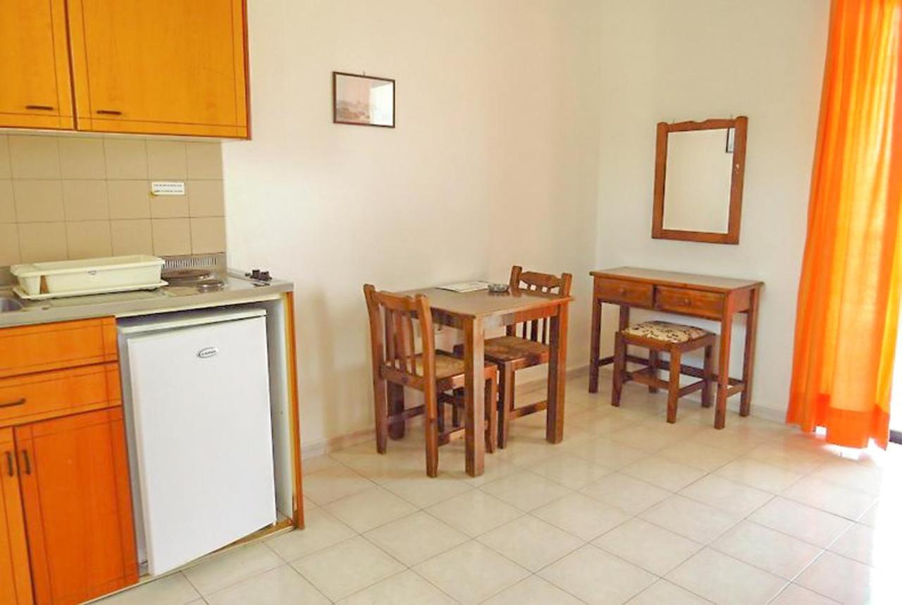 Debbi Appartments And Hotel Ялиссос Экстерьер фото